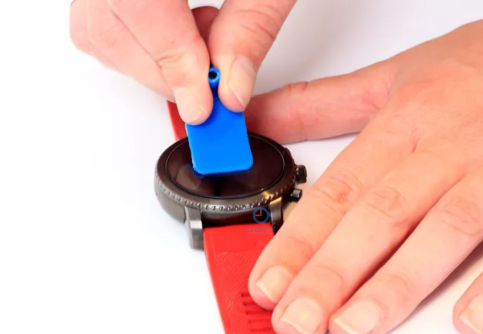 Stap 4 van plaatsen screen protector op smartwatch