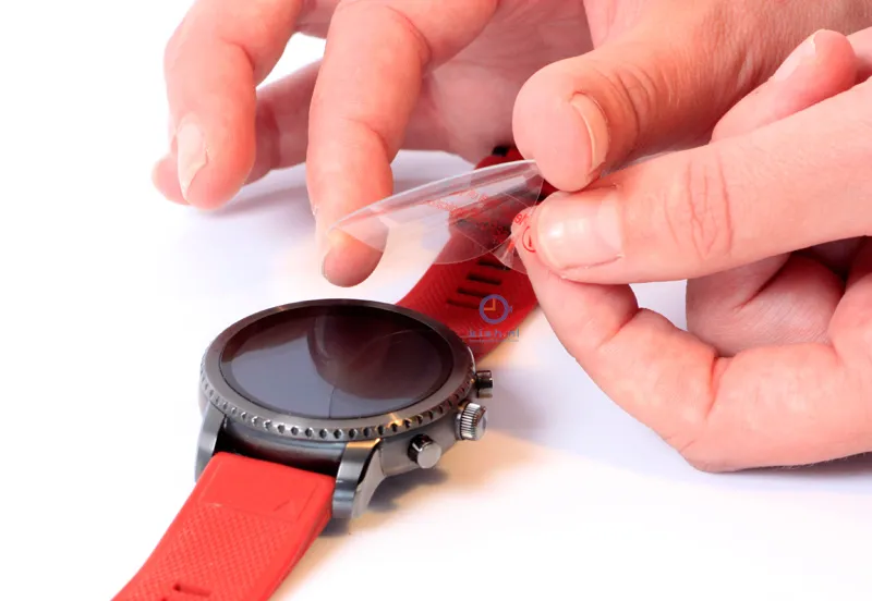 Stap 2 van plaatsen screen protector op smartwatch