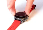 Stap 3 van plaatsen screen protector op smartwatch