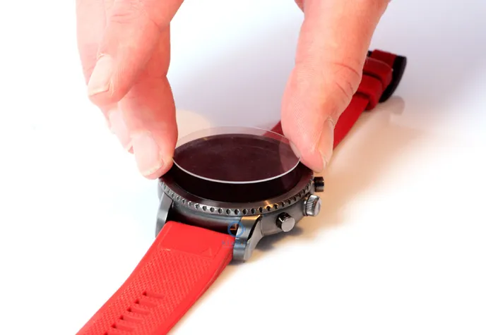 Stap 3 van plaatsen screen protector op smartwatch